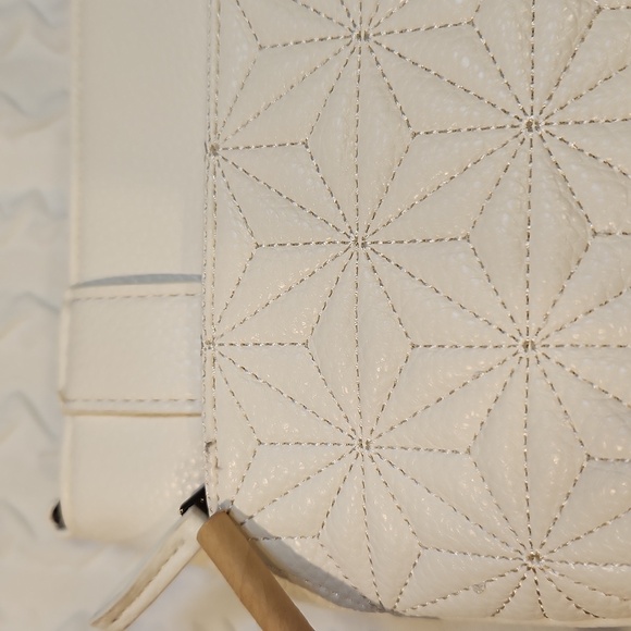 LUG Vegan Leather Flyer VL White Quilted Convertible 2 Straps Crossbody EUC - Picture 7 of 9